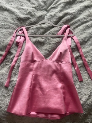 Rosa topp från Zara - Supersöt topp perfekt till sommaren!! Den är i storlek XS i en fin satin rosa🌸🌸