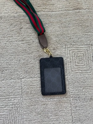 GG cardholder med band - Tjena👋 säljer min helt nya GG cardholder med ett långt band. Om du undrar något bara skriv och priset kan diskuteras.