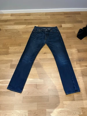 Levis 501 W30 L34/32 - Mått: Midja: 37,5 cm Stussvidd: 51 cm Innerbenslängd: 78 cm