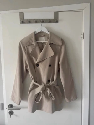Beige trenchcoat  - Fin trenchcoat från H&M som passar perfekt nu till sommaren. Den är i superfint skick och säljer då den är för stor för mig!💗 Inga tecken på användning 