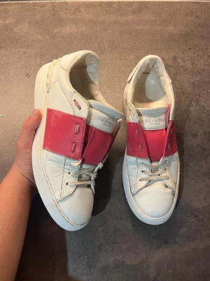 Valentino Opens Röd Storlek 40-41 - Säljer ett par röda Valentino Opens| Storlek:40 passar 41| Pris:1199| Skick: Bra skick| Og:Dustbag| Vid frågor och funderingar är de bara och höra av sig ‼️