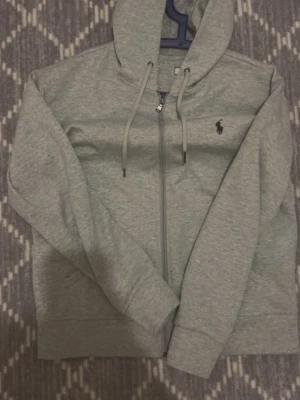 Grå zip-hoodie från Polo Ralph Lauren - Fick i present men verka lite små för mig