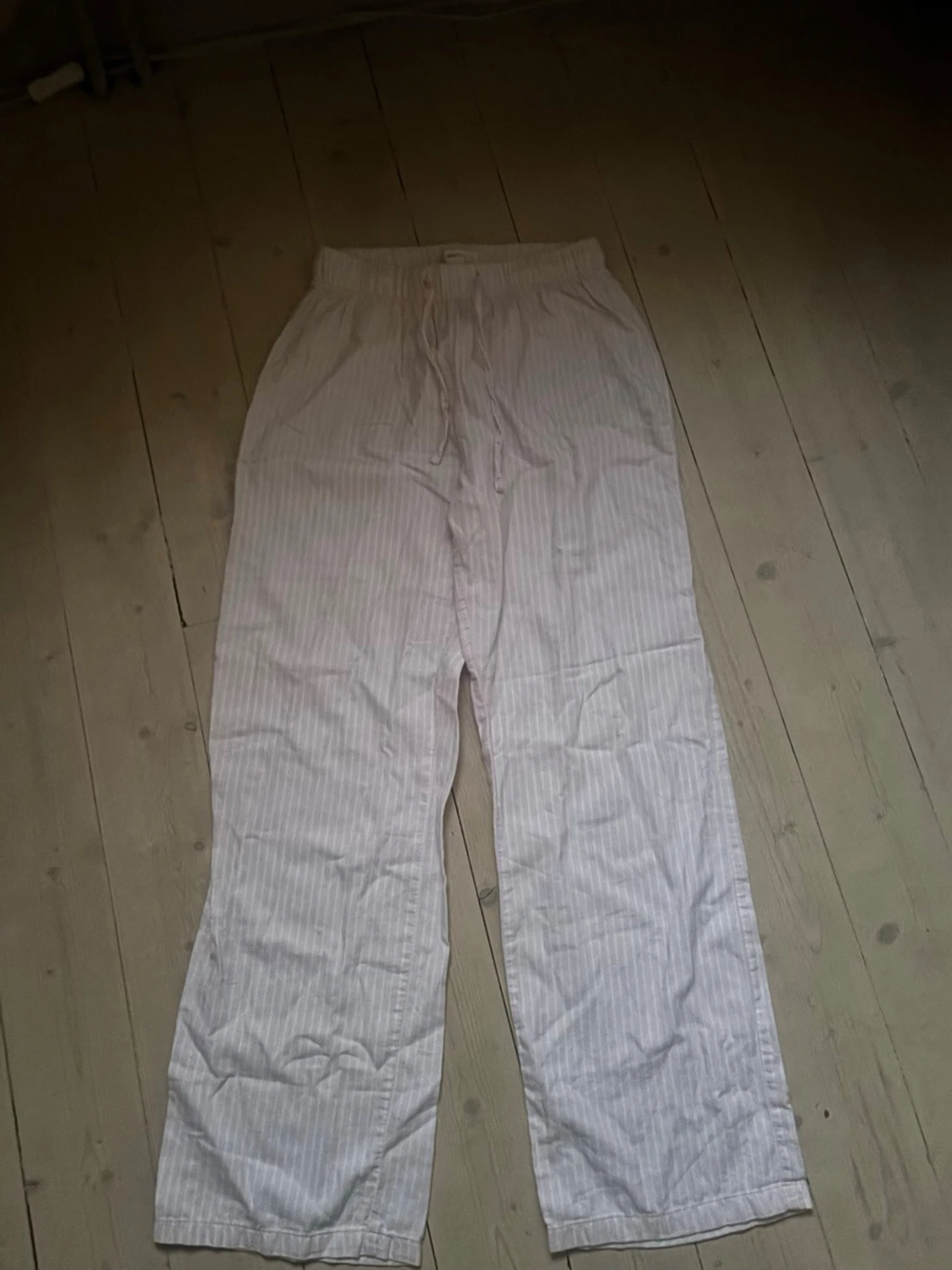 Rosa pyjamasbyxor med vita ränder