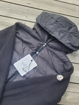 Moncler cardigan - Svart stickad cardigan från Moncler, prislappar kvar, Storlek L, kvitto finns fraktas samma dag som köp!