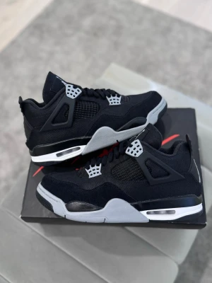 Svarta Air Jordan 4 black canvas - Riktigt snygga Jordan 4 black canvas. Oanvända skit snygga för sommaren med röd vit o svart färg. Tveka inte att skriva om du vill till exempel diskutera priset eller något liknande bara skriv🙏🏽