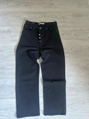 Levi’s ribcage straight - Levis ribcage straight, waist 28, längd 27. Skulle säga att de är som ett par medium byxor. Använd fåtal gånger. Nypris runt 1200:-