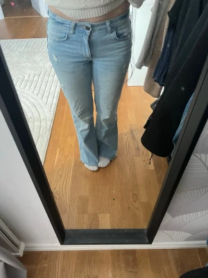 Ljusblå bootcut/ straight jeans  - Säljer dessa jättefina jeans då dom inte kommer till användning. Dom är köpta på Vinted men själv har jag aldrig använt dom. Jag brukar bära xs/s och är ca 162cm lång och jeansen passar perfekt på mig. Hör gärna av er om ni h är några funderingar🙂