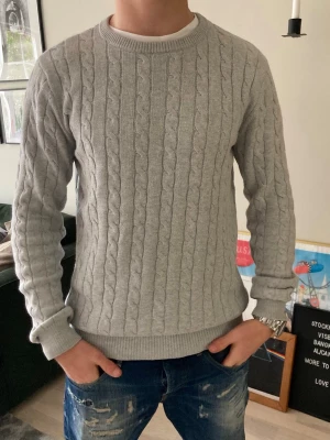 John Henric kabelstickad sweatshirt - Tjena, säljer nu denna riktigt feta kabelstickade tröja i Storlek S. Den är i mycket bra skick och väldigt stilren. Hör av er vid frågor eller funderingar!