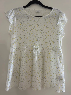 Vit blommig blus  - Söt vit blus . 