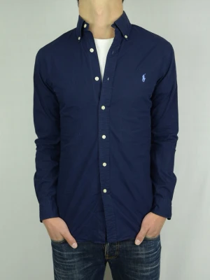 Ralph Lauren skjorta  - RALPH LAUREN SKJORTA Storlek : S Passform : Passar S/M Användning : Skjortan är i ett väldigt fint skick utan defekter Nypris : Cirka 1800SEK Modellen på bilden : 182CM och väger 74KG