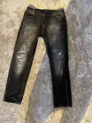 Jack & Jones byxor - Tja! Säljer dessa schyssta jeans med slitage på dem är regular fit så alltså inte jätte baggy och inte jätte slim utan perfekta! Skicket på dem är som nytt, vid mer frågor är det bara att höra av sig!👌pris går att diskuteras vid snabb affär!