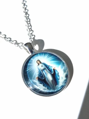 Halsband med Jungfru Maria-motiv - halsband med ett runt hängsmycke I 2D som har en färgstark bild av Jungfru Maria i blå toner. Kedjan är rostfritt stål och hängsmycket har en glansig yta. Perfekt för dig som gillar religiösa eller spirituella smycken.