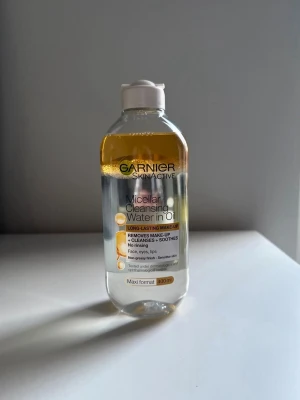 Garnier Micellar Water  - Kan vara använd någon gång, minne ej. 