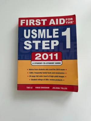 Bok: First Aid for the USMLE Step 1  - First Aid for the USMLE Step 1 2011 är en lärobok inom ämnet medicin och hälsa. Boken innehåller riktlinjer och information för förberedelse inför USMLE Step 1-examen, inklusive 1200+ faktabaserade frågor och svar, 240 sidor med viktiga fakta och illustrationer. Den är avsedd för studenter som förbereder sig för medicinska prov och täcker grundläggande medicinska vetenskaper.  First Aid for the USMLE Step 1: A Student-to-Student Guide av Tao Le, 2011  Boken är mycket gott skick. Nypris 750:-. 