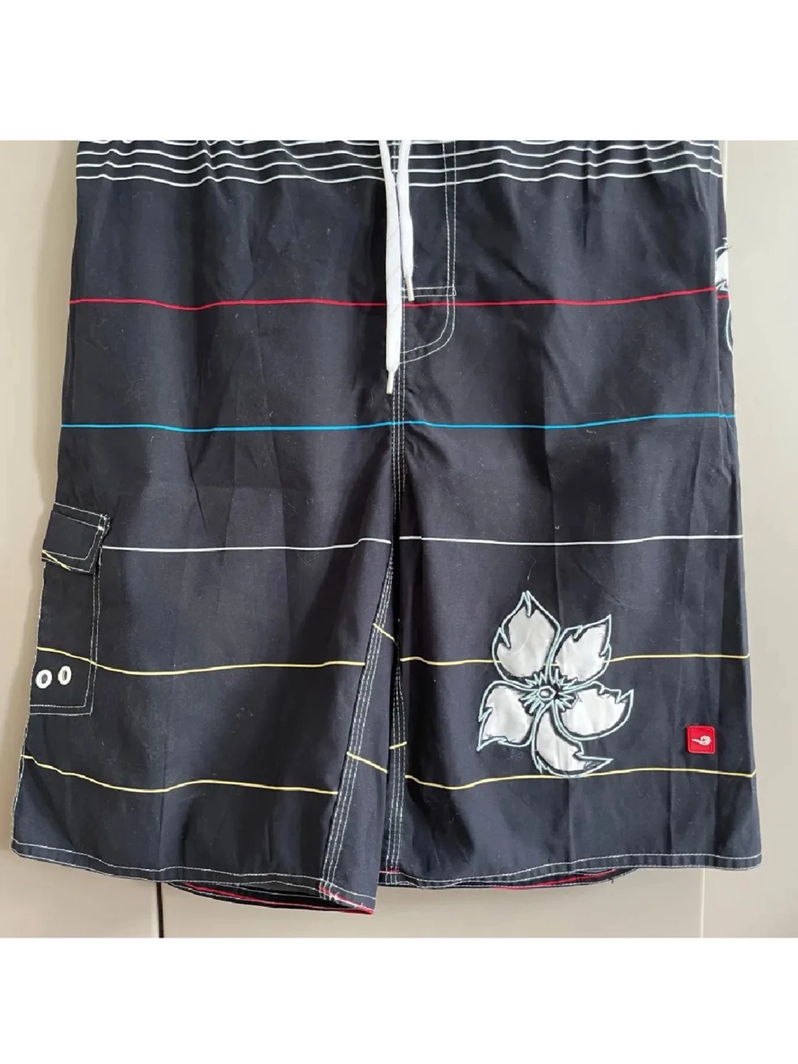 Svarta boardshorts med blommor 
