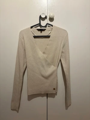 Helt ny tröja från Pernilla Wahlgren. - Säljer denna då jag aldrig använt den. Helt ny fin beige tröja med ett skönt material. I storlek S men är ett väldigt stretchigt tyg så skulle kunna funka som M också. Aldrig använt men tvättat en gång.