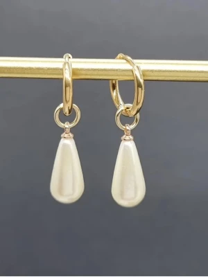 Handgjorda örhängen  - Stilrena örhängen i guldton med droppformade vita pärlor som hänger från små ringar. Perfekta för dig som gillar klassisk men ändå trendig stil. Kommer i en snygg svart ask.
