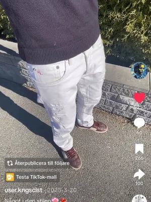 VITA *RL* JEANS MED SLITNINGAR - Mina oerhört trevliga Ralph Lauren jeans som blir perfekta nu till vår och sommar! Storlek 30/32, mycket feta slitningar som inte går rakt igenom! Hör av dig vid frågor!
