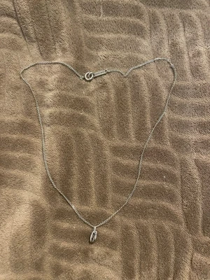 Isabel Marant halsband - Silvrigt vintage halsband från Isabel Marant med en liten snäcka (gjord av metall) som hänge  Jag har inget kvitto/inköpsbevis då jag har fått den av min pappa💓