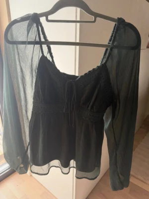 Vero mods Blus  - Sjukt snygg grön blus köpt från vero moda, den är jätte söt på, kan skicka bilder privat! knappt använd!😍