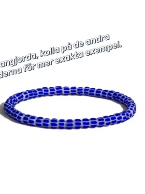 Ocean Bracelet - Snygga armband med små blå och vita glaspärlor i ett stilrent mönster. Armbandet är elastiskt och passar de flesta handleder. Jag gör dem själv så alla armband kan se lite olika ut.                                    Custom storlekar är 50kr extra.                                 JUST NU 2 FÖR 150!                                                 Hör av dig med frågor eller funderingar!