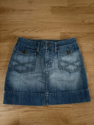 H&M Jeanskjol  - Säljer denna då den inte längre används  Märke - H&M  Storlek - 34  Midjemått - 37cm Längd - 36cm  Pris går att diskuteras