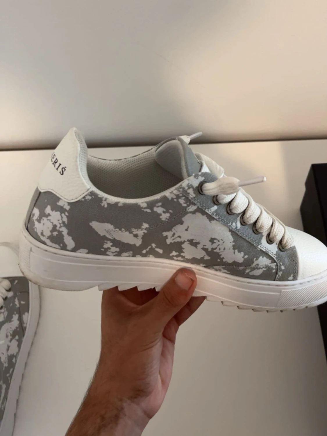 Gråvita sneakers från Numeris - 1