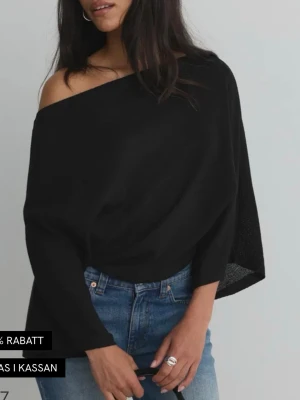 Svart poncho off shoulder tröja från Nelly - Använd endast en gång så i princip helt ny! 🖤Mycket eftertraktad och populär, svår att få tag i! Köptes för 349kr.