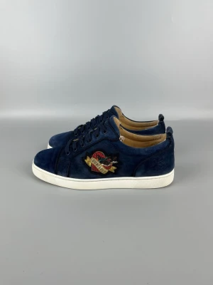 Christian Louboutin Louis Junior Love Sneaker Navy - • The shoes have been gently used and are in very good condition  • Size: 41 (fits 41.5–42)  • Color: Navy   • Retail price: 9500 SEK / 795€ (very rare colorway)  • No accessories
