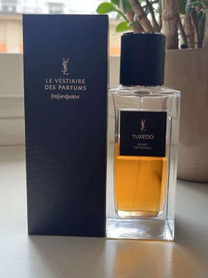 Yves Saint Laurent Tuxedo parfym 125ml - Exklusiv parfym från Yves Saint Laurent, Tuxedo Sharp Patchouli, 125 ml. Doften är en del av Le Vestiaire Des Parfums-kollektionen och har 60-70% kvar 
