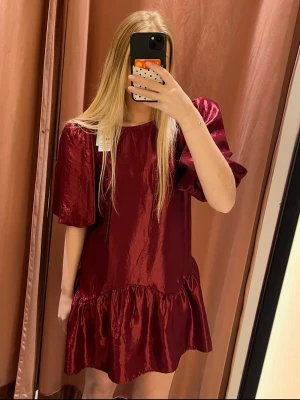 Miniklänning - Säljer en superfin röd miniklänning med volang nedtill från Gina tricot. Nyskick utan prislapp. Storlek xs🩷
