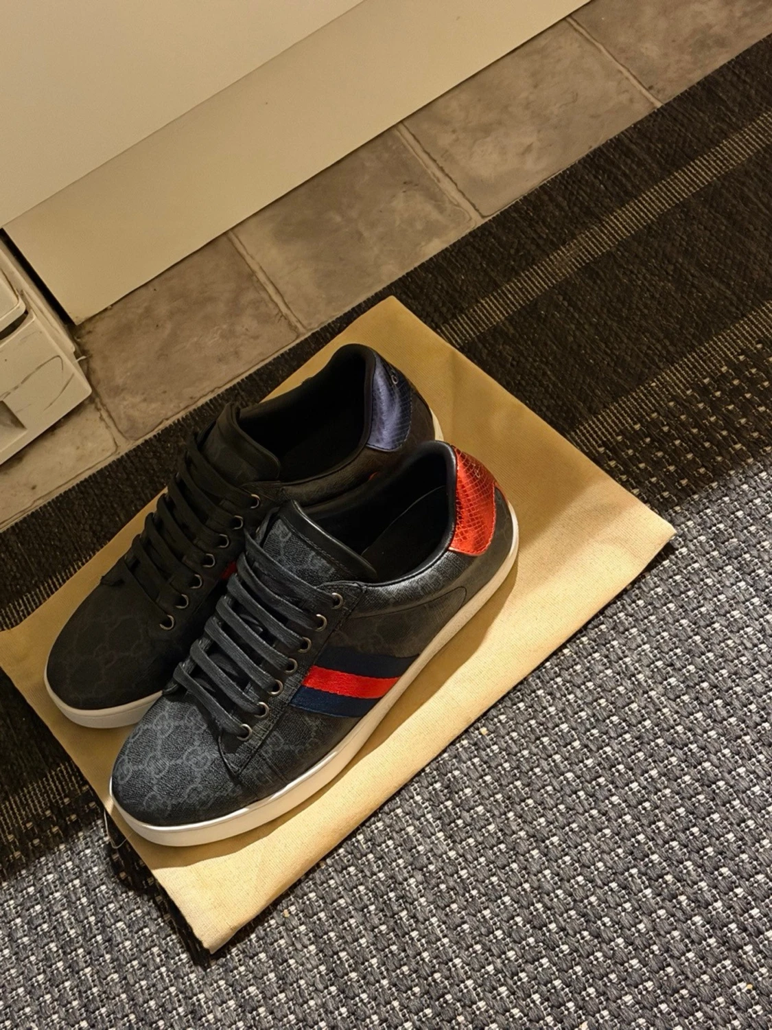 Svarta sneakers med mönster och färgdetaljer