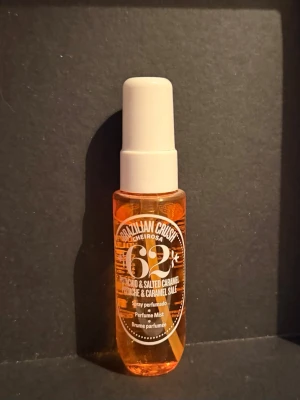 Sol de Janeiro Brazilian Crush 62 mist - Parfymmist från Sol de Janeiro i doften Brazilian Crush Cheirosa 62. Flaskan är genomskinlig med orange vätska och har en vit spraykork. Doften har inslag av pistage och salt karamell. Perfekt att spraya på kroppen eller kläderna. Ca 90% kvar. Kommer ej till användning men har stått mörkt och svalt förvarat