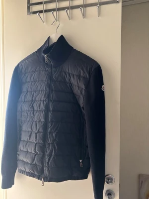  Moncler Cardigan - Säljer min moncler cardigan i riktigt fint skick. Storlek 2. Självklart äkta. Skriv för mer bilder eller frågor