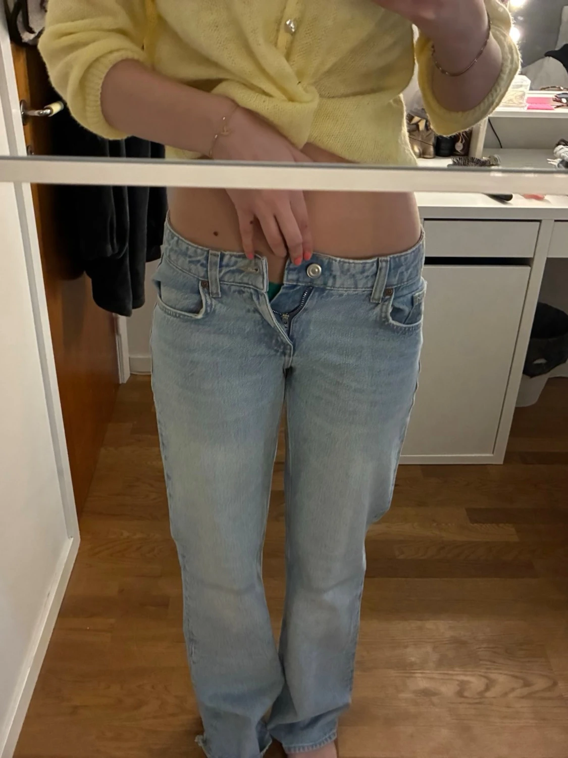 Ljusblå raka jeans med hög midja