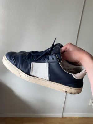 Marinblå flycrew  - Ett par flycrews med potential, skick 7,5/10 därav priset. Size 42 🤩PRIS GÅR ATT DISKUTERA! 