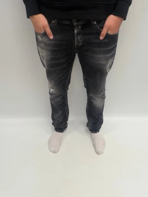 Dondup jeans  - Ruggit goa dondups jeans men jävligt snygga slitningar köpte på United i Gbg väldigt svåra att få tag på. Är 190 lång väger 80 kg skriv om ni har fler frågor 