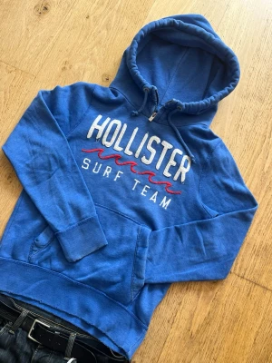 Hollister hoodie - Säljer denna riktigt snygga hollister hoodie 🙌 Storlek: S Skick: 9/10 🔥  💬Skriv vid frågor! 💸 Pris kan diskuteras vid snabb affär! 📦 Skickas snabbt!