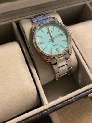 Casio Tiffany Blue MTP-1302D - Casio klocka i Tiffany blue. Syns att den är använd en del men det är den till för. Väldigt snygg klocka nu till sommaren. En väldigt eftertraktad klocka 