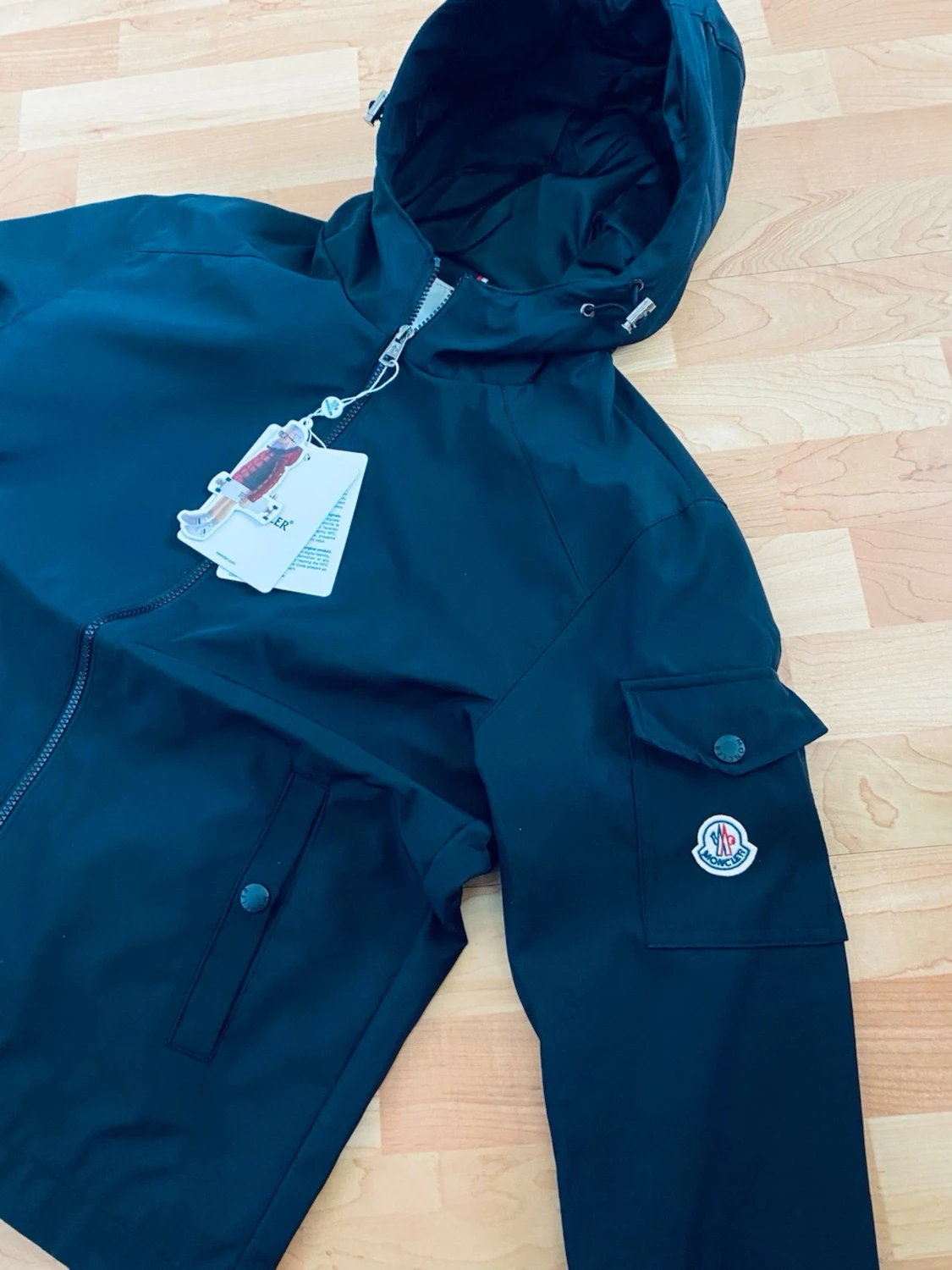 Svart vindjacka från Moncler med huva