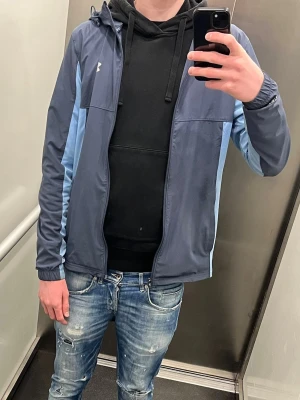 Under Armour S - Under armour jacka. Storlek S. Fint skick. Säljs ej längre. 