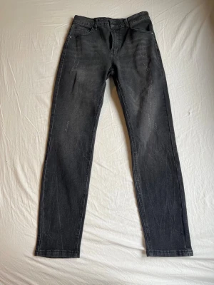 Svarta raka jeans - Säljer nu dessa svarta jeans! De har en aningen skinny passform och är i storlek 30. Helt oanvända dessutom! Hör av dig vid funderingar!