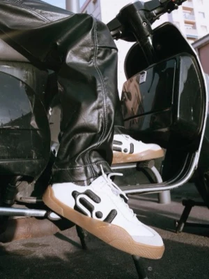 Eytys Vita och Svarta Sneakers - Snygga sneakers från Eytys i vitt och svart med unika detaljer och beige mockaliknande partier framtill. Skorna har en chunky gummisula i brunt och coola kontrastsömmar.