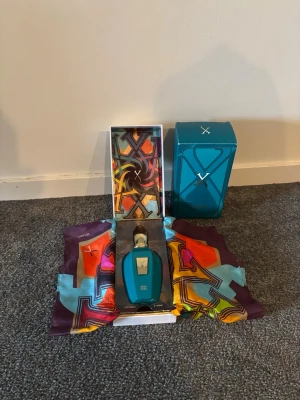 Xerjoff Erba Pura Eau de Parfum 100ml - Lyxig parfym från Xerjoff, Erba Pura, i en snygg turkos flaska med gulddetaljer. Kommer i en exklusiv förpackning med färgglad scarf och matchande turkos box. Eau de Parfum, 100 ml. Perfekt för dig som gillar unika och fräscha dofter. Nästan full. Använd fåtal gånger. Pris kan diskuteras vid snabb affär😁