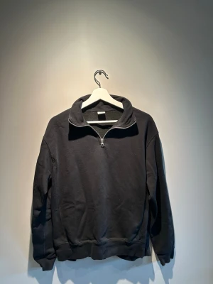 Svart halvzip hoodie Zara - En stilren svart hoodie med halv dragkedja och hög krage. Hoodien har långa ärmar, ribbade muddar och är tillverkad i mjukt sweatshirtmaterial. Perfekt för en avslappnad och trendig look. Storlek M Skriv vid frågor!!