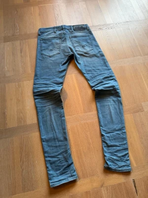 Blå slim fit jeans från Replay - Replay jeans - slim fit. Riktigt bra skick, knappt använda!