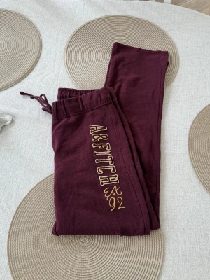 Abercrombie & fitch lågmidjade byxor  - Storlek XS. Inspirationsbild är en storlek M. 