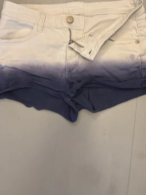 Jeans shorts - Snygga shorts  i vitt och mörkblått. Jeans material och passar helt perfekt till sommaren. Lätt att bygga en outfit runt.