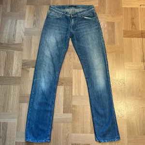 Nudie Jeans Super Slim Kim 29/34 - Säljer dessa snygga nudie jeans för endast 399kr. Skicket är bra, små defekter vid högra bakfickan (bild 1) (7/10) och är i storlek 29/34. Om ni har några frågor så är det bara att höra av sig!!