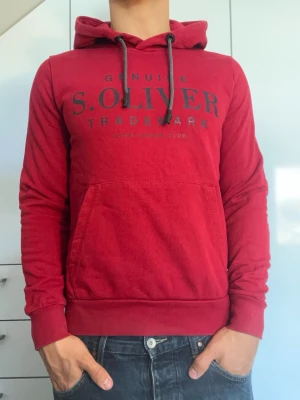 Röd hoodie från S.Oliver - Röd hoodie från S.Oliver. Strl S. Inga defekter. Modellen är 178 cm och väger 77 kg. Hör gärna av dig vid frågor!